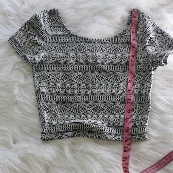 Divided Crop Top from H&M - White and Black Geometric Design, Size XS - Picture 8 of 8